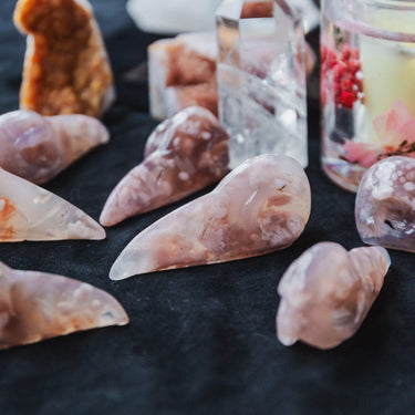 Flower Agate Raven Skull